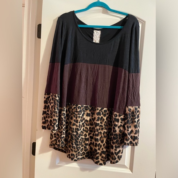 Bloomchick Tops - Bloomchick colorblock leopard print tunic w crochet and buttons down back SZ: XL